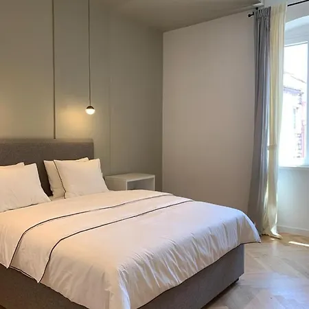 Lux White Rooms *