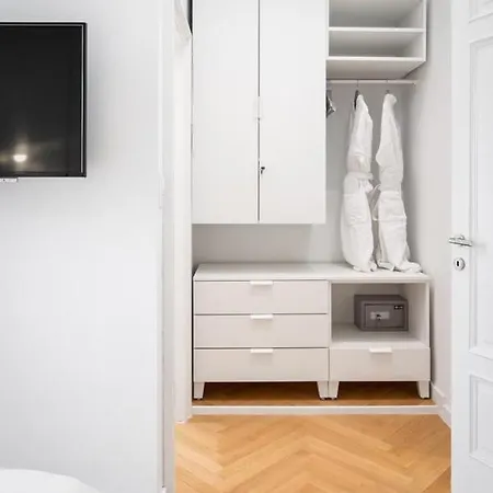Lux White Rooms Bed and breakfast *