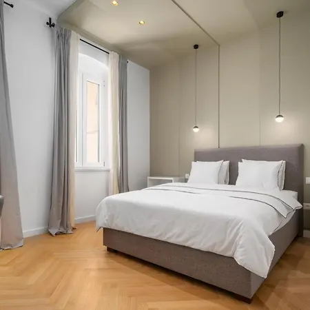 Lux White Rooms * Split