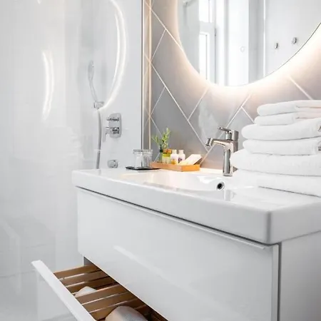 Lux White Rooms *